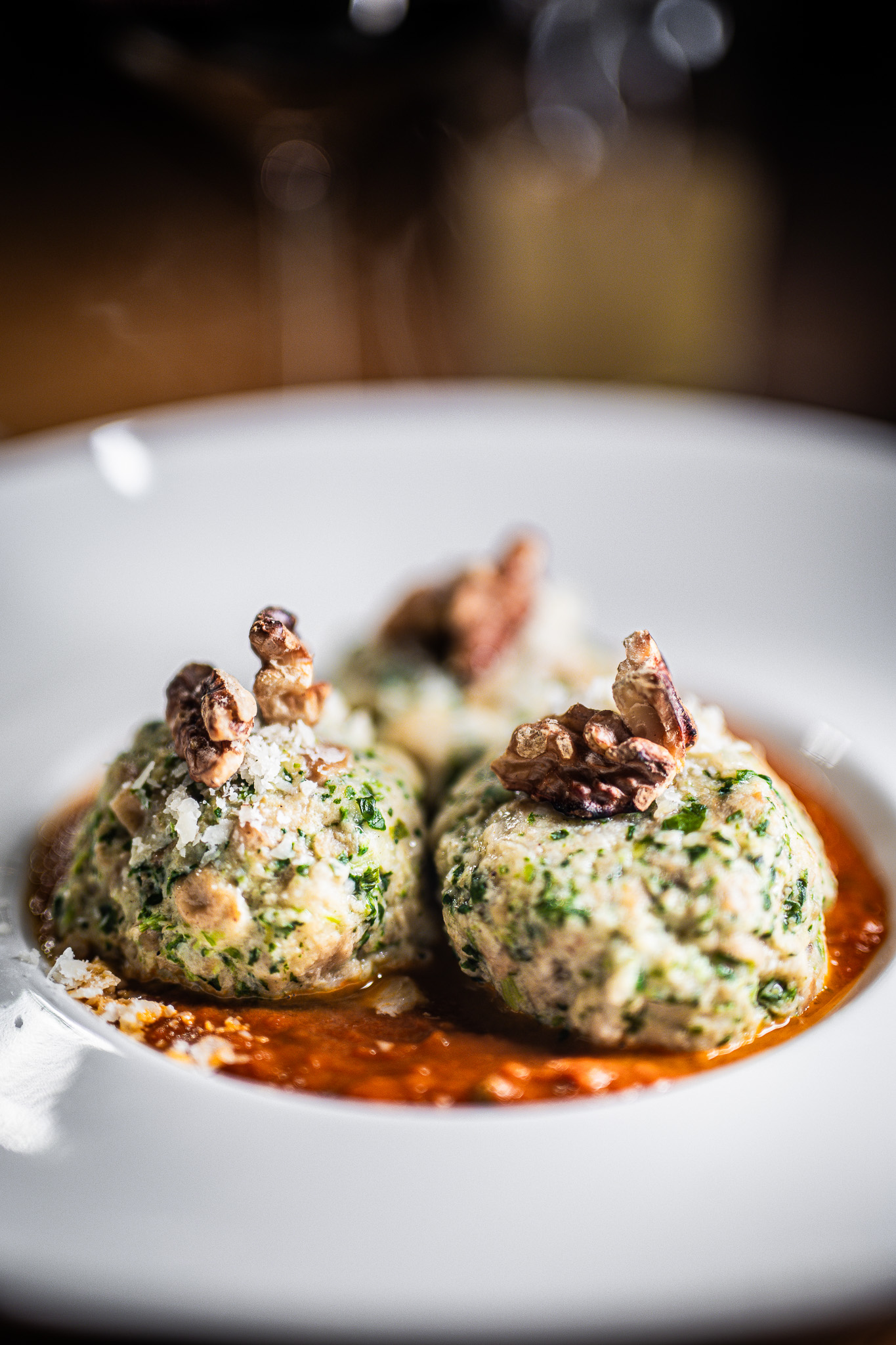 Hausgemachte Kräuterknödel mit Walnüssen und Tomatensauce